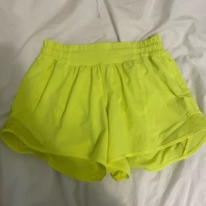 Lulu lemon highlighter yellow hotty hots size 4 and 4 inches never worn